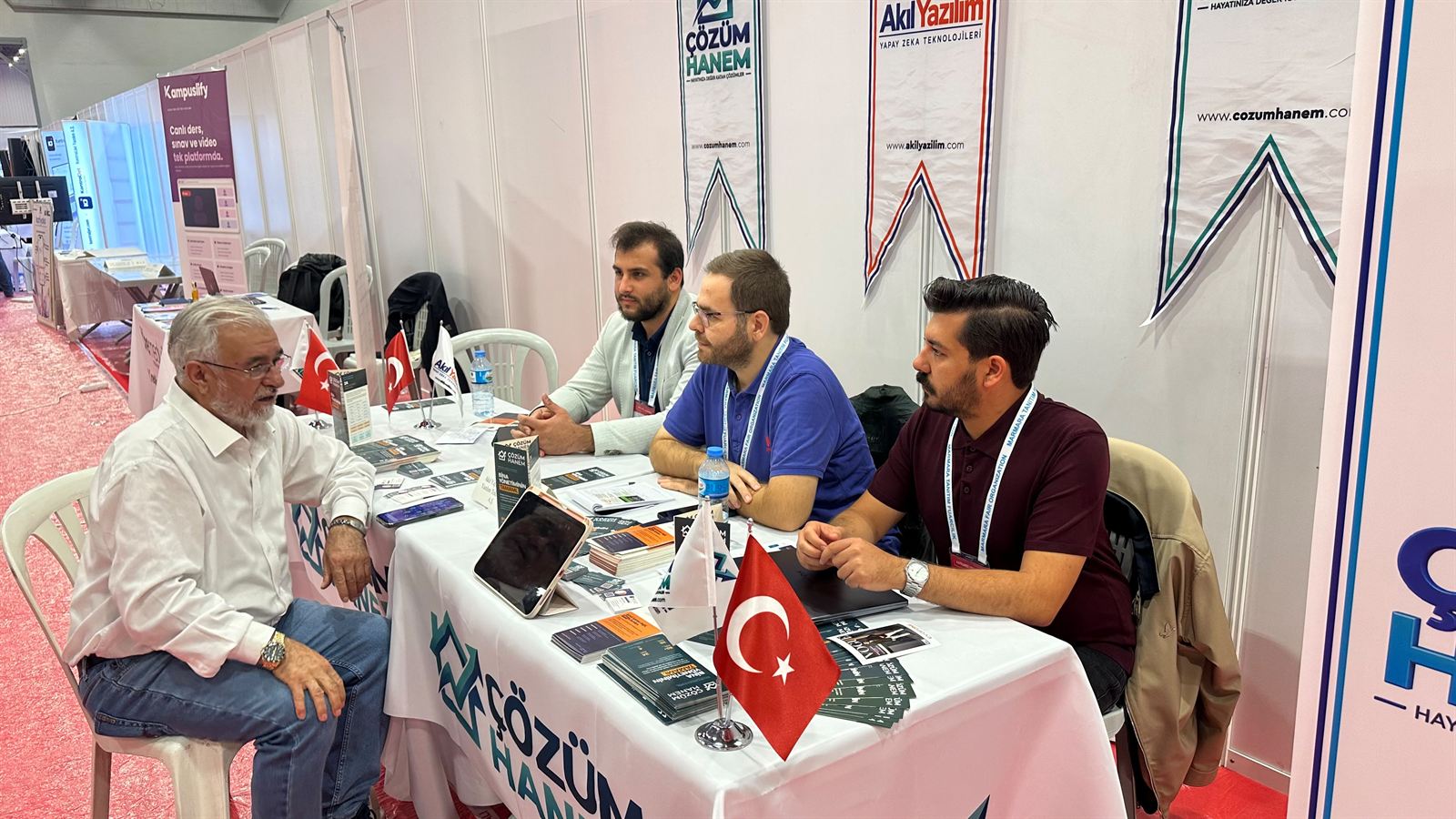 ÇÖZÜMHANEM standında bir ziyaretçiyle birebir görüşme