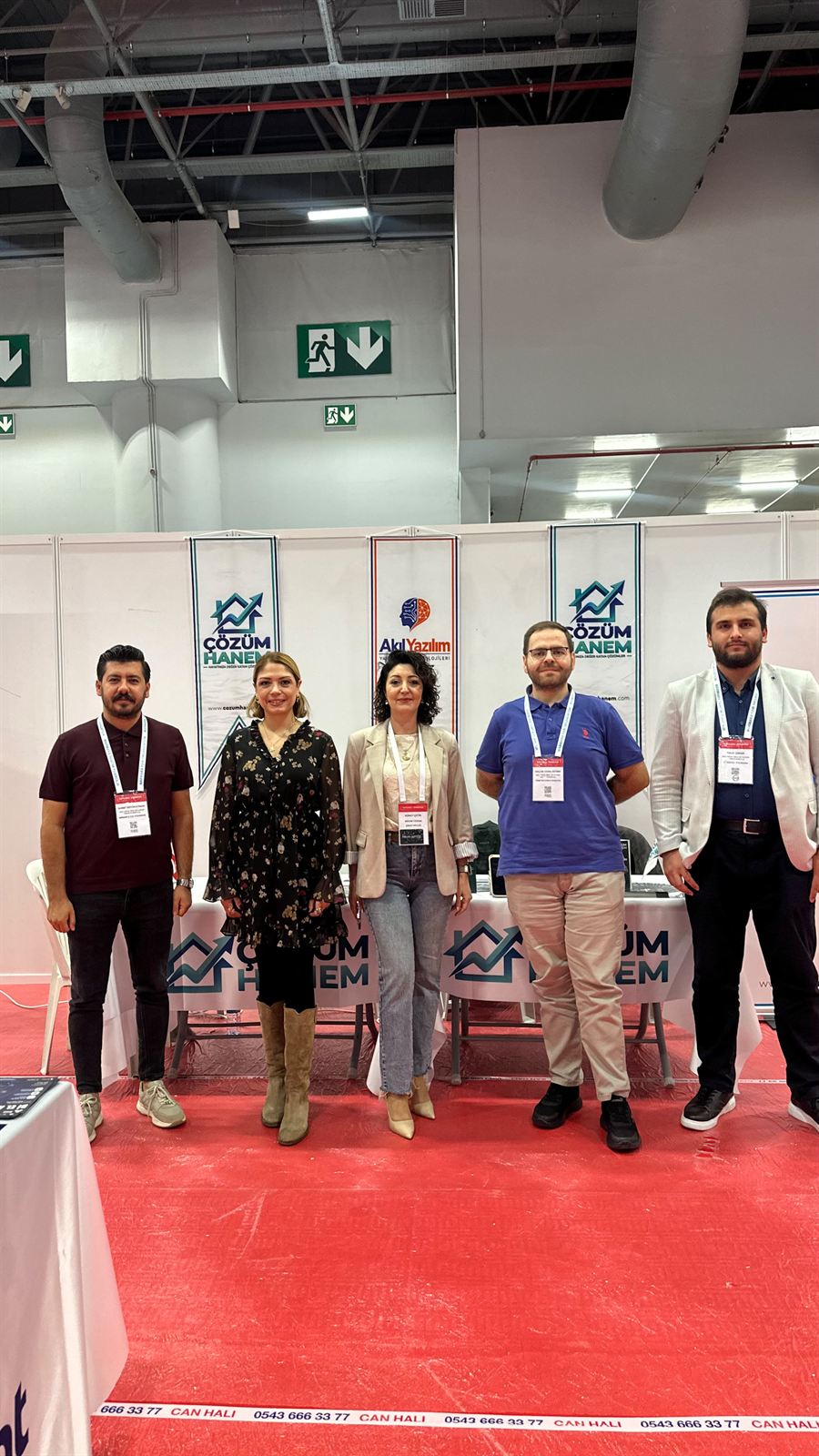 Akıl Yazılım ekibi ve misafirleri ÇÖZÜMHANEM standı önünde