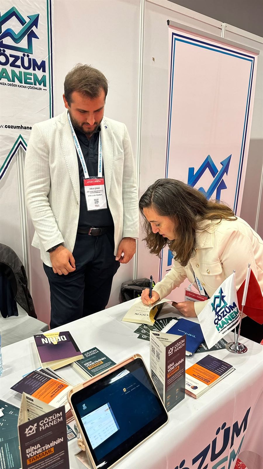 Yazar Sonay Başak Peltek, Çığlık kitabını Halil Çınar