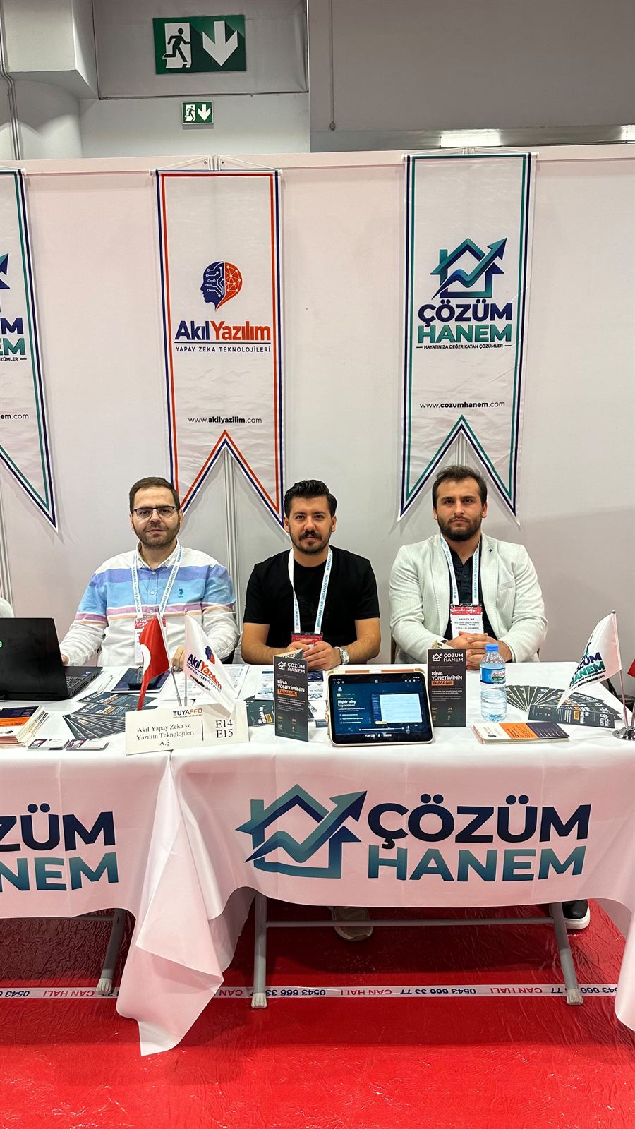Doç. Dr. Cemal Aktürk, Ahmet Büyükayman ve Halil Çınar ÇÖZÜMHANEM stand masasında